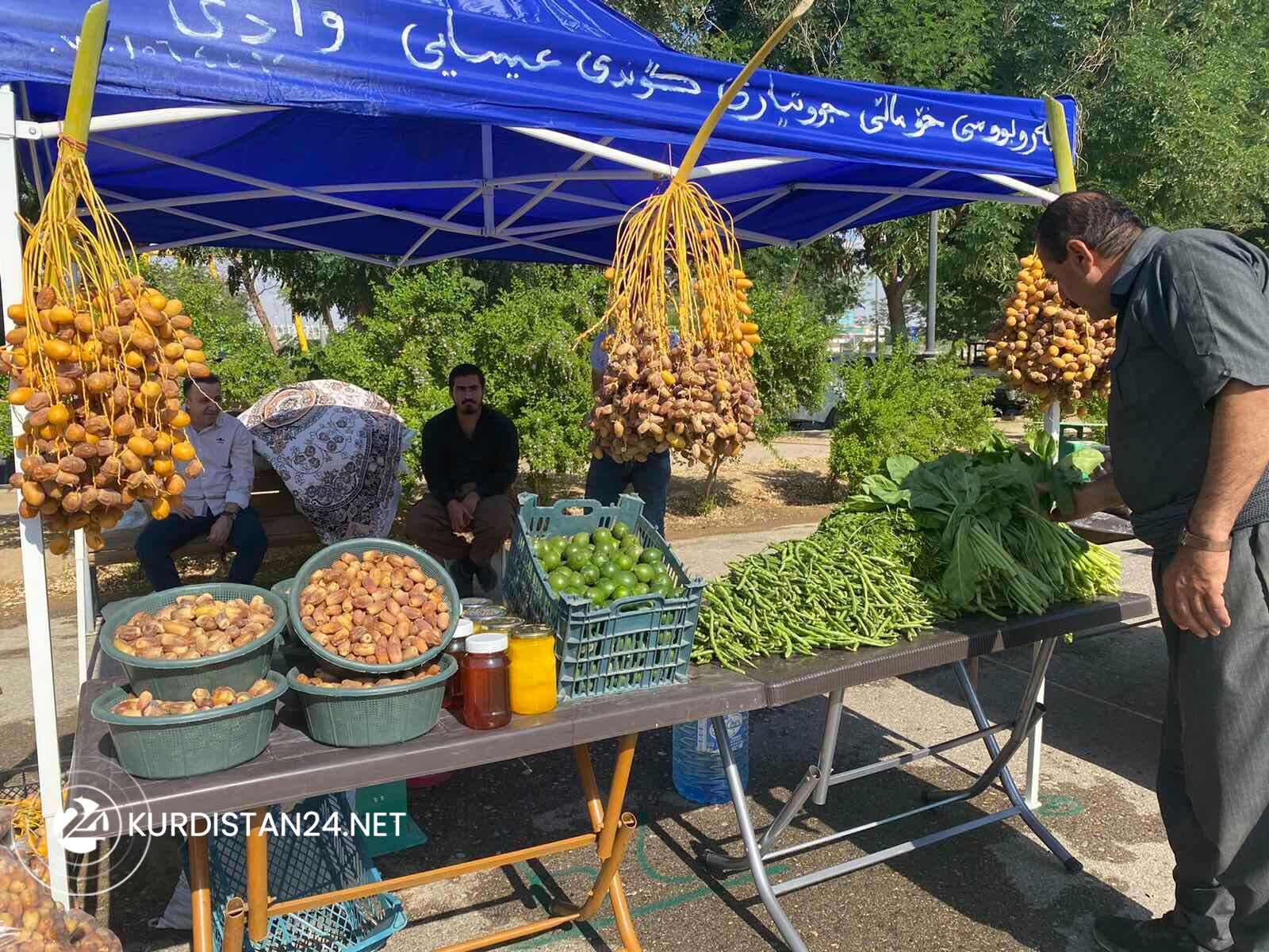Dates, fruits, and vegetables are presented for customers at Garmiyan weekly market, Oct. 20, 2021. (Photo: Harem Jaff/Kurdistan24)